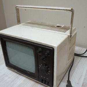 1980-tals bärbar TV-apparat Silelis litauisk rysk sovjetisk vintage original CCCP Sovjetunionen tillverkad 1985 elektrisk TV vit och svart