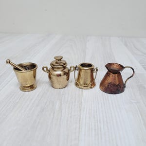 1: 6 oder 12 skalen Puppenhaus Miniatur KEE MORA Messing Metall Kasserole Topf Eierbecher Mörser und Stößel Set von Vintage Puppenhaus aus Schweden