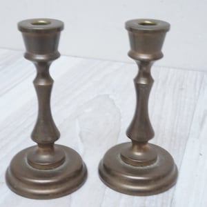 2 bougeoirs miniatures miniatures pour maison de poupée à l'échelle 1:6, ensemble de bougeoirs à colonne conique doré, maison de poupée jouet en métal vintage rétro, bronze