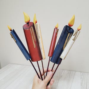 Handgeschnitzte 6er hölzerner Kegelkerzenform-Pflanzenstecker, Weihnachtstopf-Stäbchendekorfigur, Vintage-Schild-Tag Erzgebirge brennende Flammefigur