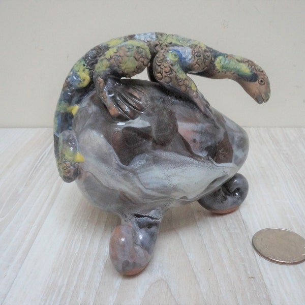 Lagarto de cerámica en estatuilla de huevo, reptil vintage de terracota de arcilla, figura hecha a mano de animal retro estatuilla escultura decoración de mesa de cerámica de Pascua