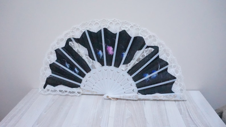 Vintage Spanish white lace fan hand painted black pink blue Plastic frame gilded gold flower metallic folded bridal wedding accessory floral