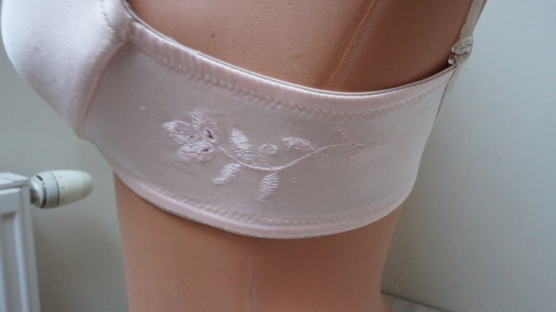 Vintage bra retro women girl teen atlas satin jersey pink size UK US 34B Eur 75B sexy padded pushup flower floral push-up clear straps image 2