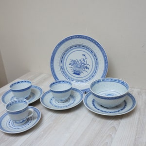 9 pieces set Vintage Chinese rice grain and chrysanthemum pattern porcelain cup tumblers of Asian blue white teacup plate coffee sake saucer
