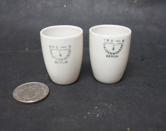 2er Set Haldenwanger Berlin Western Germany TIEGEL, Miniaturkeramik Schnapsglas, Chemiker Labor Werkzeug Minitasse weiß grün