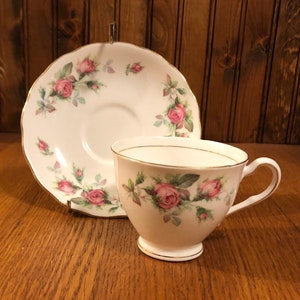 Colclough 淡い黄色の背景にピンクのキャベツのバラが描かれたティーカップとソーサー、ピンクの花柄アンティークカップ
