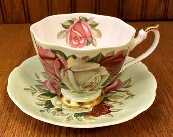 Tasse à thé et soucoupe verte Queen Anne en porcelaine tendre avec grandes roses roses