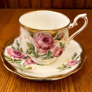 Tasse à thé et soucoupe épaisse Royal Albert avec bordures dorées, grandes roses choux roses, tasse à thé et soucoupe en armoire