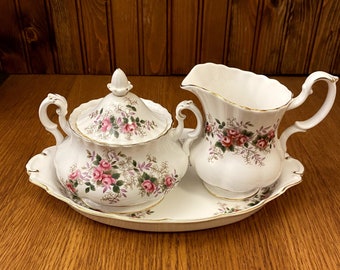 Jarra para crema grande Royal Albert Lavender Rose de 237 ml y azucarero con tapa con plato base a juego.