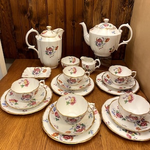 22 Piece Royal Albert Barbara Ann Tea Set, Service for 5