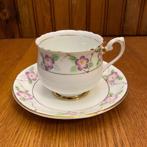 Tasse à thé et soucoupe Phoenix en porcelaine tendre vintage avec fleurs violettes peintes à la main avec des touches d&#39;or