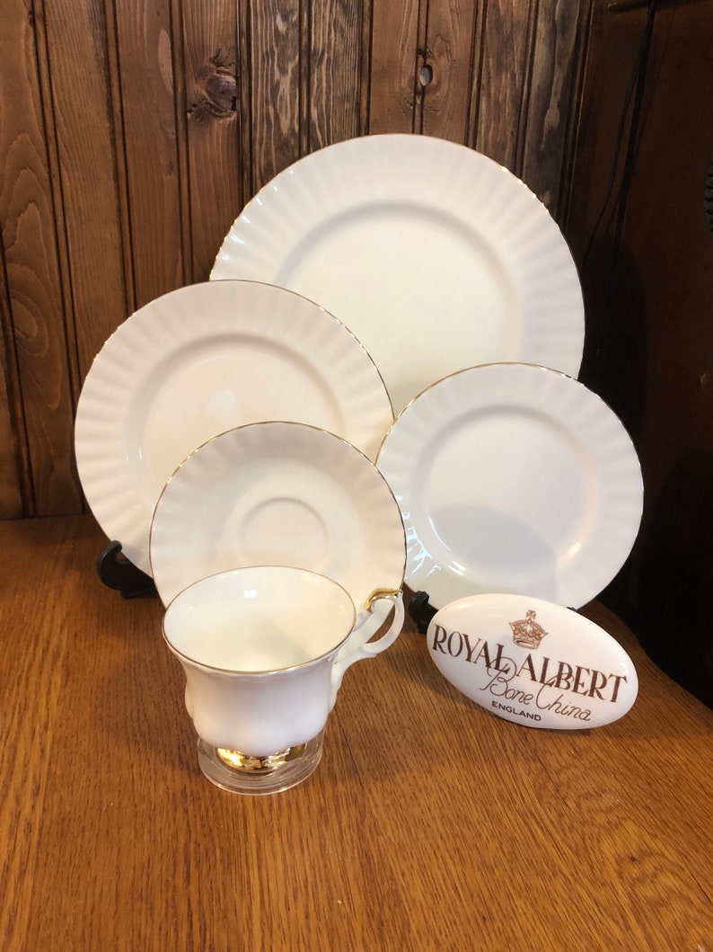 20 Piece Set of Royal Albert Val D/'or China Dinner Plate,Salad Plate,Bread and Butter Plate Teacup and Saucer