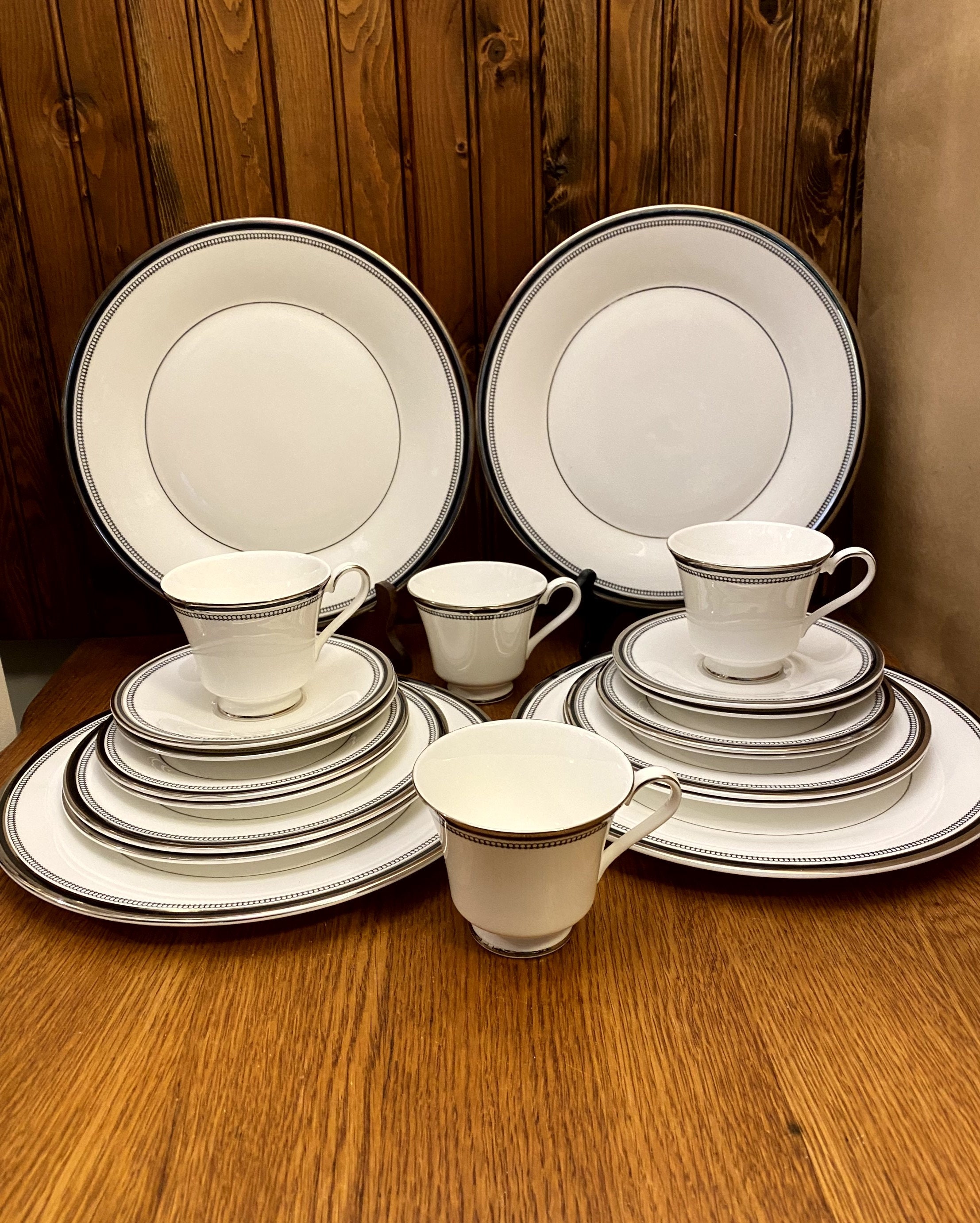 イギリス製 ロイヤルドルトン サラバンド 4人用12点セット Sarabande 20 Piece Royal Doulton Sarabande Dinnerware Set, Service for 4
