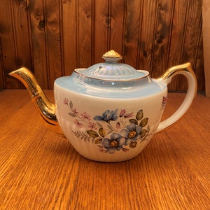 Bule grande Gibsons Inglaterra, tampo azul iridescente com detalhes florais em azul, Gibson Staffordshire, Inglaterra