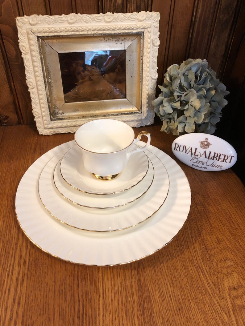 20 Piece Set of Royal Albert Val D/'or China Dinner Plate,Salad Plate,Bread and Butter Plate Teacup and Saucer