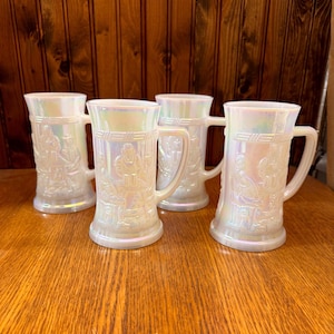 Peut inclure: Quatre chopes à bière blanches iridescentes avec des poignées. Chaque chope présente un motif en relief détaillé d'une personne. Les chopes sont disposées sur une surface en bois, mettant en valeur leur finition nacrée et leur style vintage.