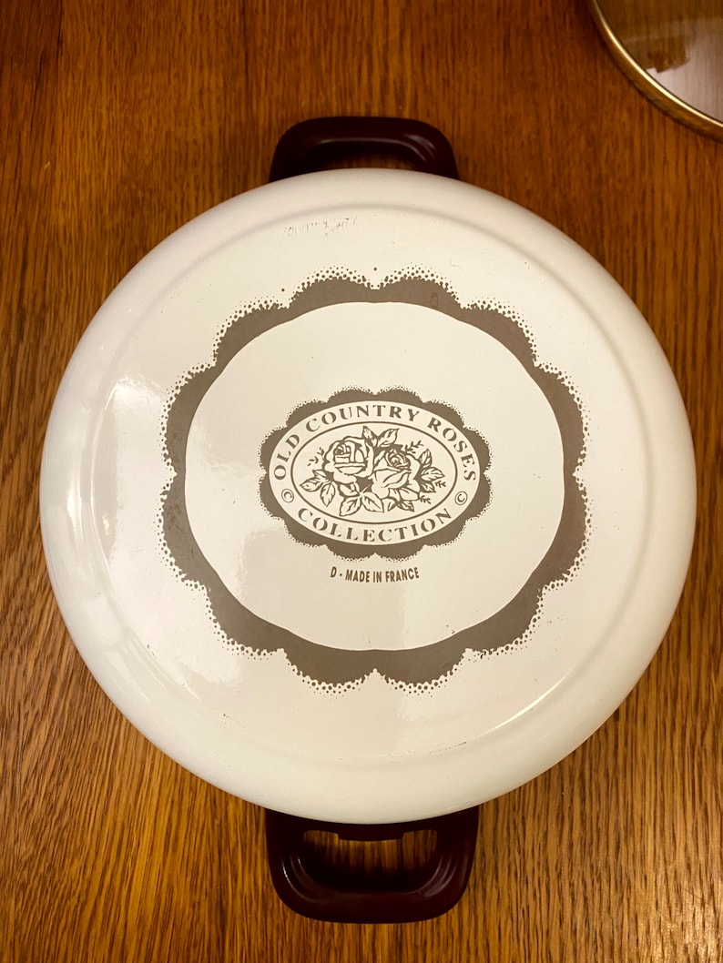 May include: White enamel pot with brown handles and a brown and white logo that reads "Old Country Roses Collection" and "D-Made in France".