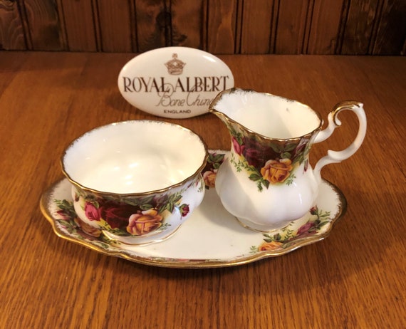 Royal albert Old Country Roses Gravy boat and plate (DEB) Royal albert Old Country Roses Gravy boat and plate (DEB)