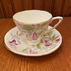 Royal Standard Bone China, handgeschilderd theekopje en schoteltje met fuchsiapatroon