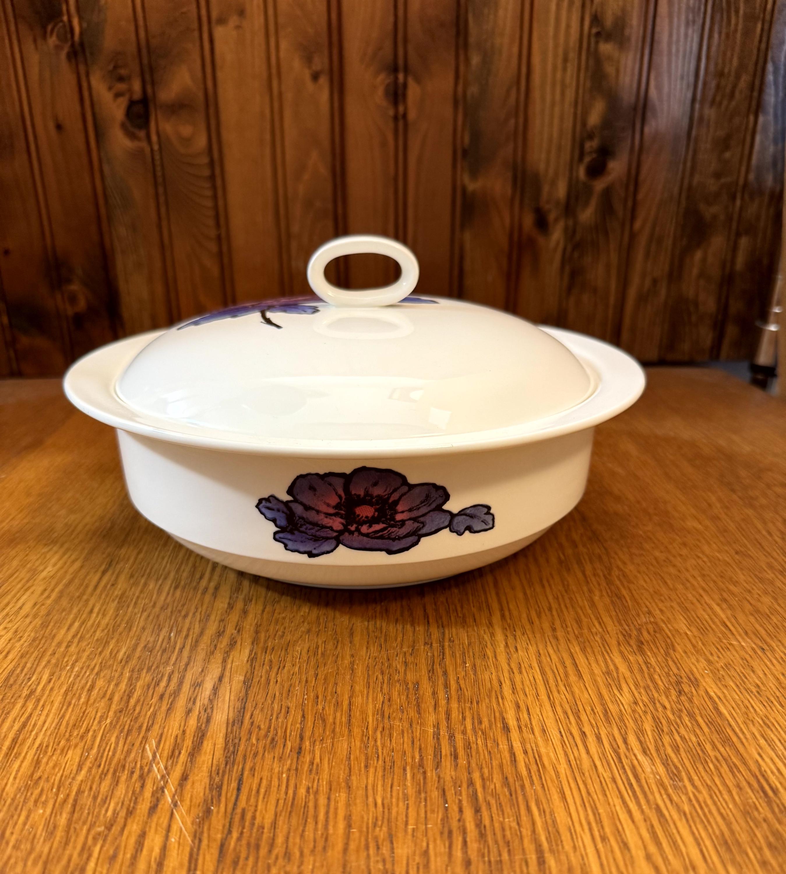 ウェッジウッドのスージー・クーパー、ブルーアネモネ、カバード