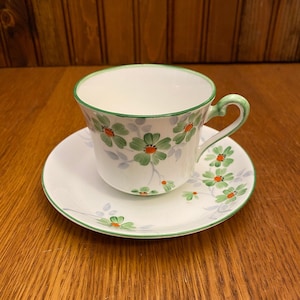 Tasse à thé et soucoupe Phoenix en porcelaine tendre vintage avec fleurs vertes peintes à la main avec des touches dorées et bordure verte