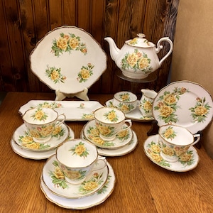 Juego de té Royal Albert Tea Rose Yellow de 19 piezas, tetera pequeña, servicio para 4