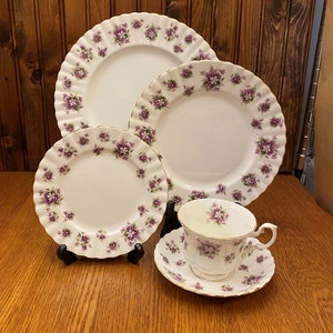 20 Piece Set of Royal Albert Sweet Violets Service for 4 Dinnerware Set