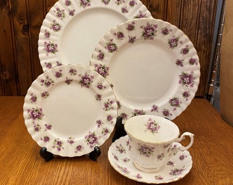 20 Piece Set of Royal Albert Sweet Violets Service for 4 Dinnerware Set