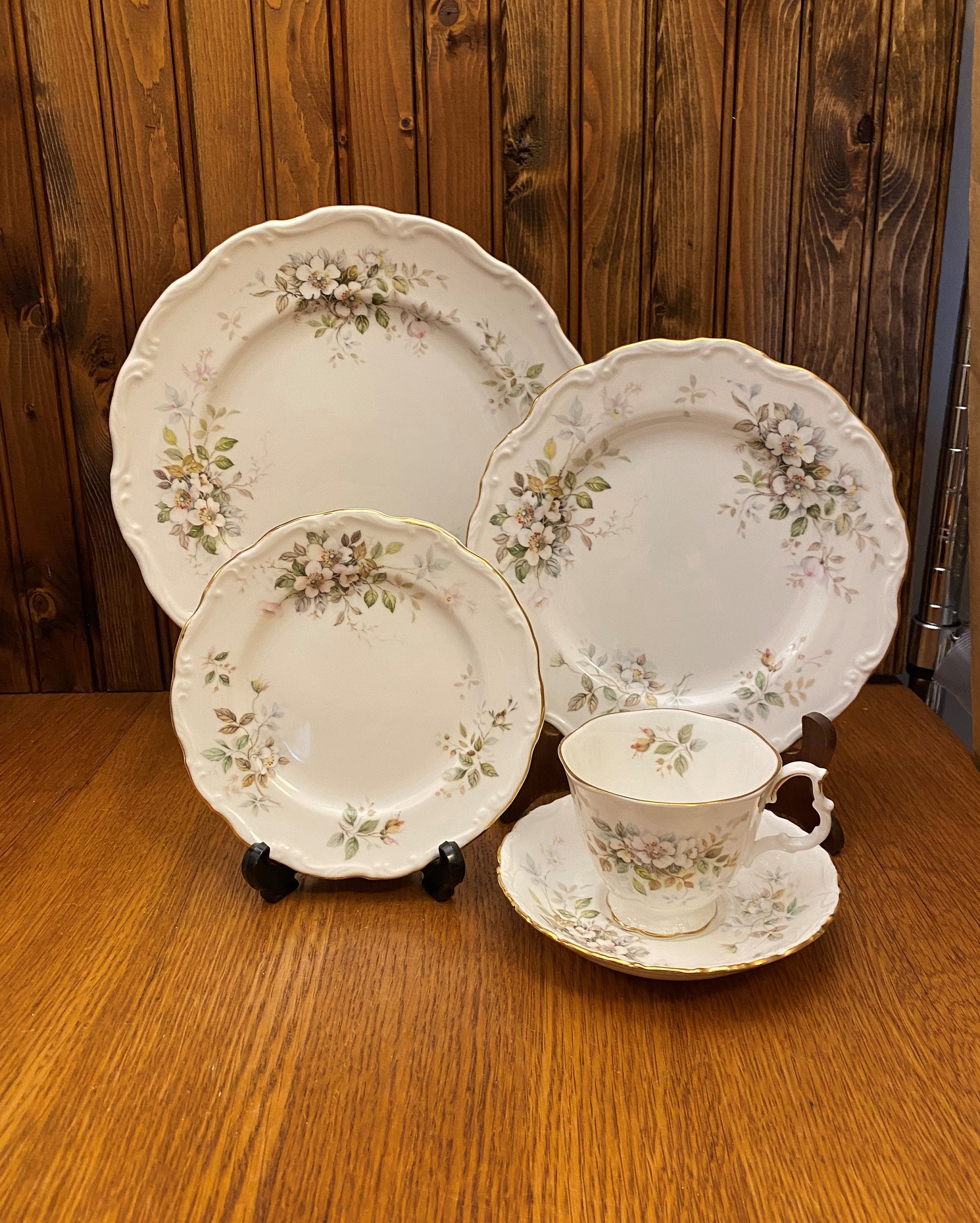 Royal Albert Haworth, 20 Piece Service for 4, Dinnerware Set