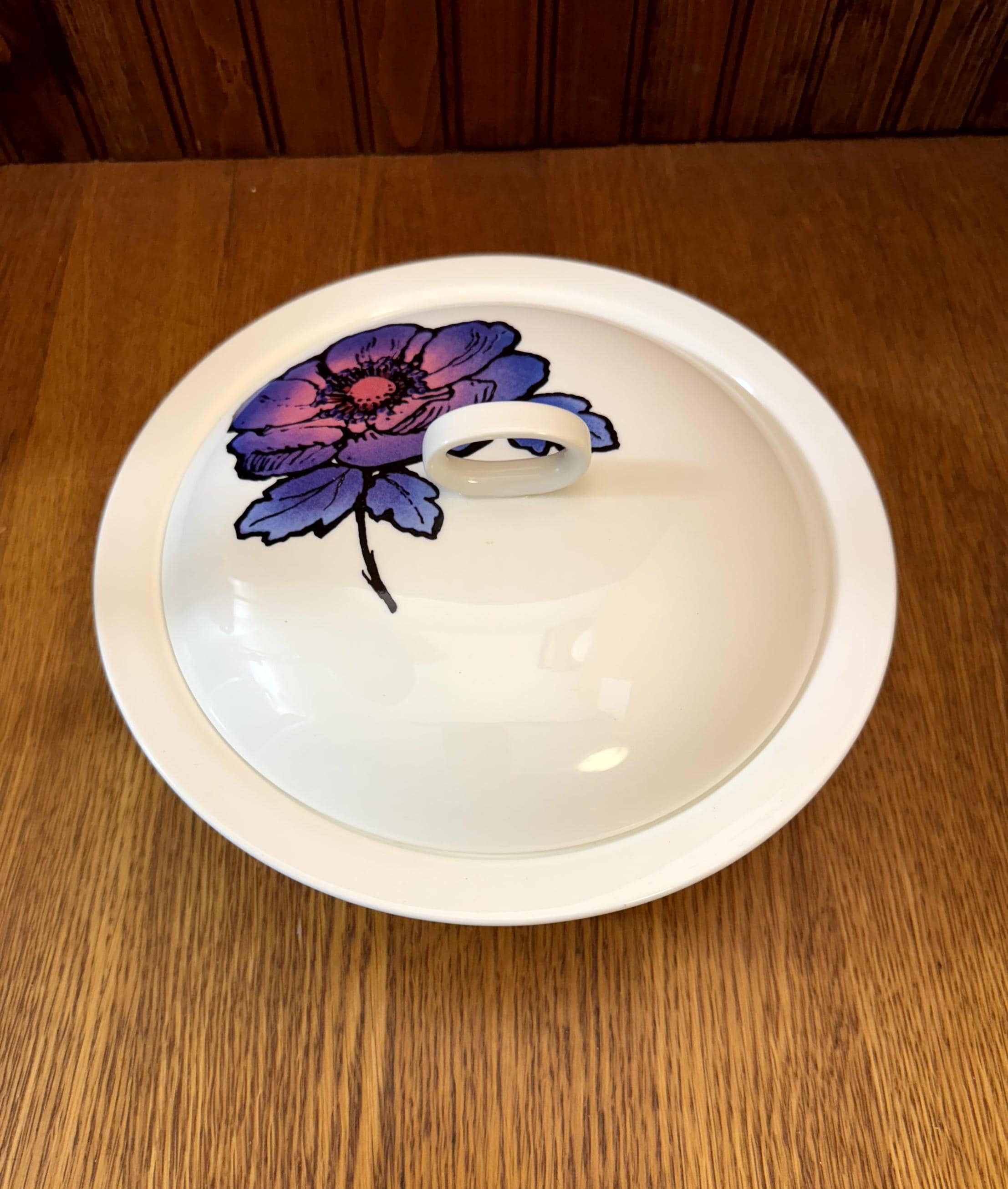 ウェッジウッドのスージー・クーパー、ブルーアネモネ、カバード