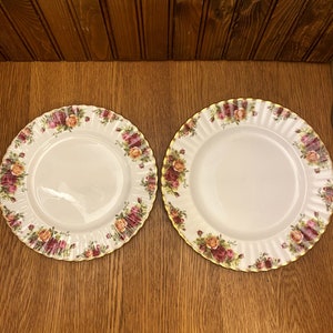 Assiette à dîner ou assiette à lunch Royal Albert Old Country Roses
