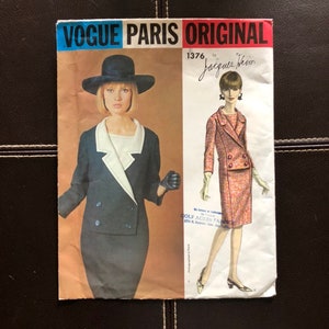 以下が含まれることがあります： ヴォーグ・パリ・オリジナルの裁縫パターン番号1376、ジャック・ハイムによる。このパターンは、スカートとそれに合わせたジャケットを着用したダブルブレストスーツを着た2人のモデルを特徴としています。1人のモデルは黒いスーツを着ており、もう1人のモデルはピンクと白のパターンのスーツを着ています。