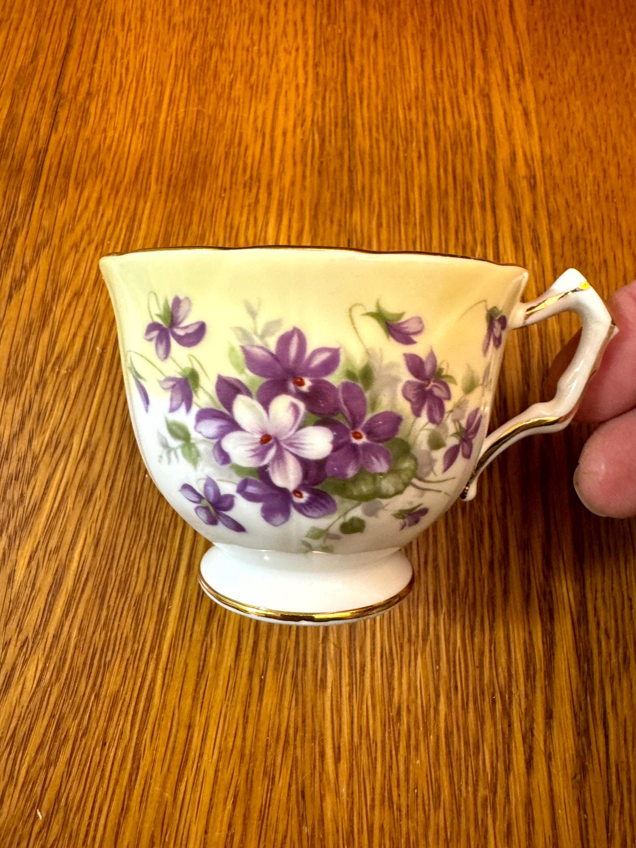 Aynsley 花の置物 紫色 Aynsley Violette Pattern, Crocus Shape Teacup and Saucer, Yellow
