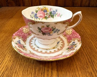 Royal Albert Lady Carlyle Footed Teetasse und Untertasse, Malvern-Form