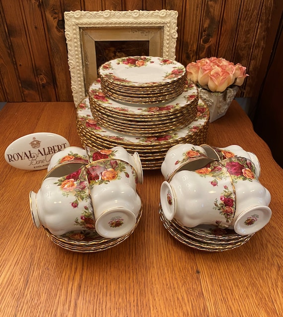 Royal albert Old Country Roses Gravy boat and plate (DEB) Royal albert Old Country Roses Gravy boat and plate (DEB)