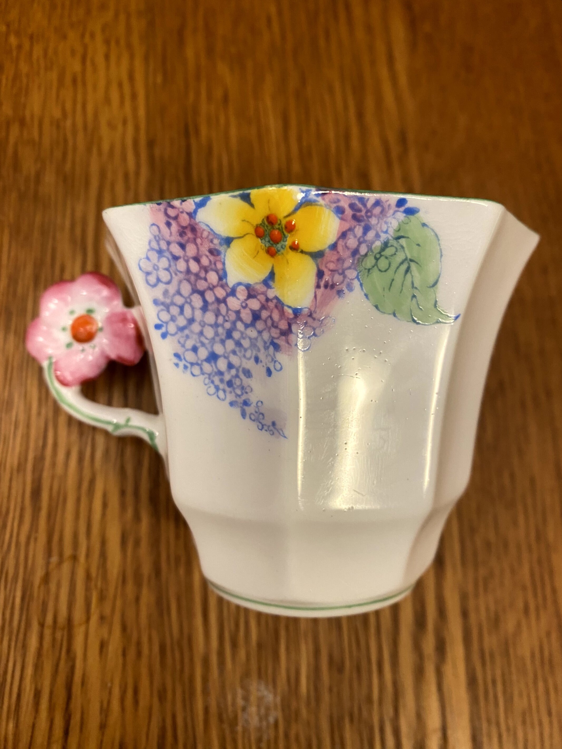 希少なメルバボーンチャイナ、イギリス製、ピンクの花柄ティーカップ 