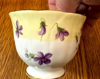 AYNSLEY English violet  陶器 Aynsley Violette Pattern, Crocus Shape Teacup and Saucer, Yellow