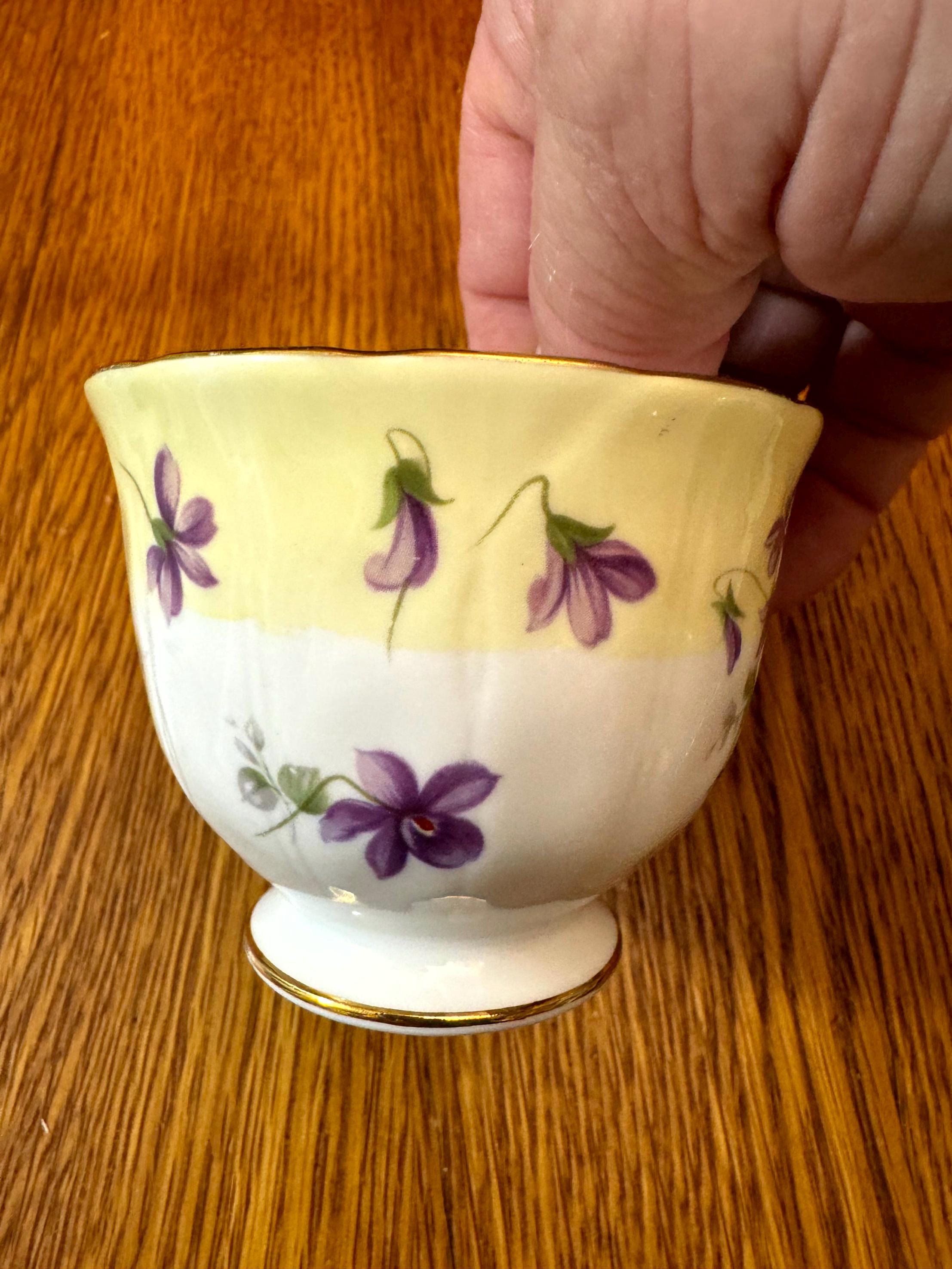 AYNSLEY English violet  陶器 Aynsley Violette Pattern, Crocus Shape Teacup and Saucer, Yellow