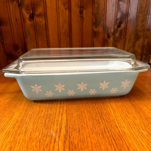PYREX/JAG Turquoise Snowflake Gaiety Space Saver Baking Dish, with lid, Turquoise Pyrex Mid-century HTF