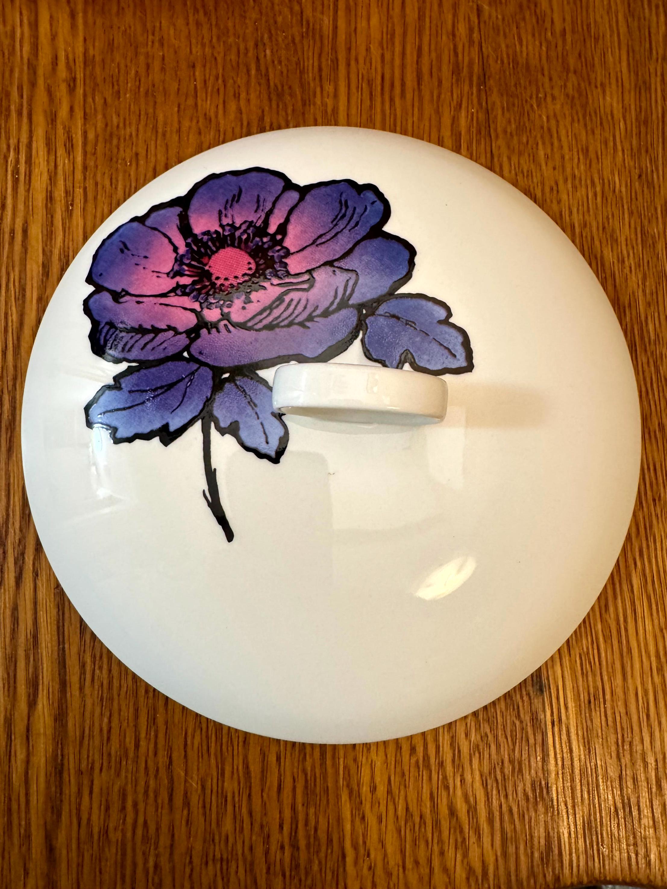 ウェッジウッドのスージー・クーパー、ブルーアネモネ、カバード