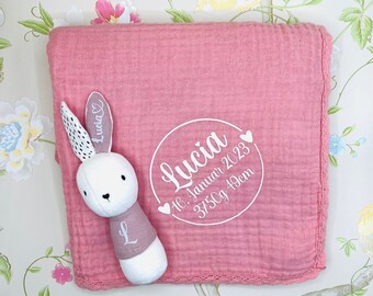 Babydecke mit Namen, Geschenk zur Geburt Rosa Weiß personalisiert mit Babynamen, Geburtsdatum , Größe und Gewicht