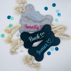 Hundespielzeug Knochen aus Filz OHNE Squeaker mit Namen personalisiert Knochen Hund  Aufdruck verschiedene Farben und Schriften Geschenk