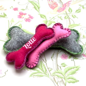 Dog toy bone made of felt with personalized name, 2 sizes, 3 colors, hand-sewn chew toy pink pink gray with contrast stitching