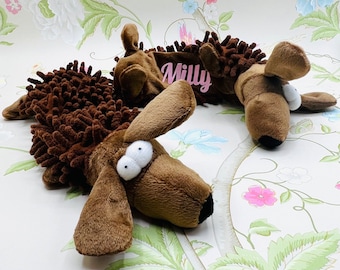 Personalisiertes Hundespielzeug Dackel Plüschtier Teckel mit dem Namen Deines Lieblings! Aufdruck Rosa Pink Weiss Türkis Squeaker Welpe