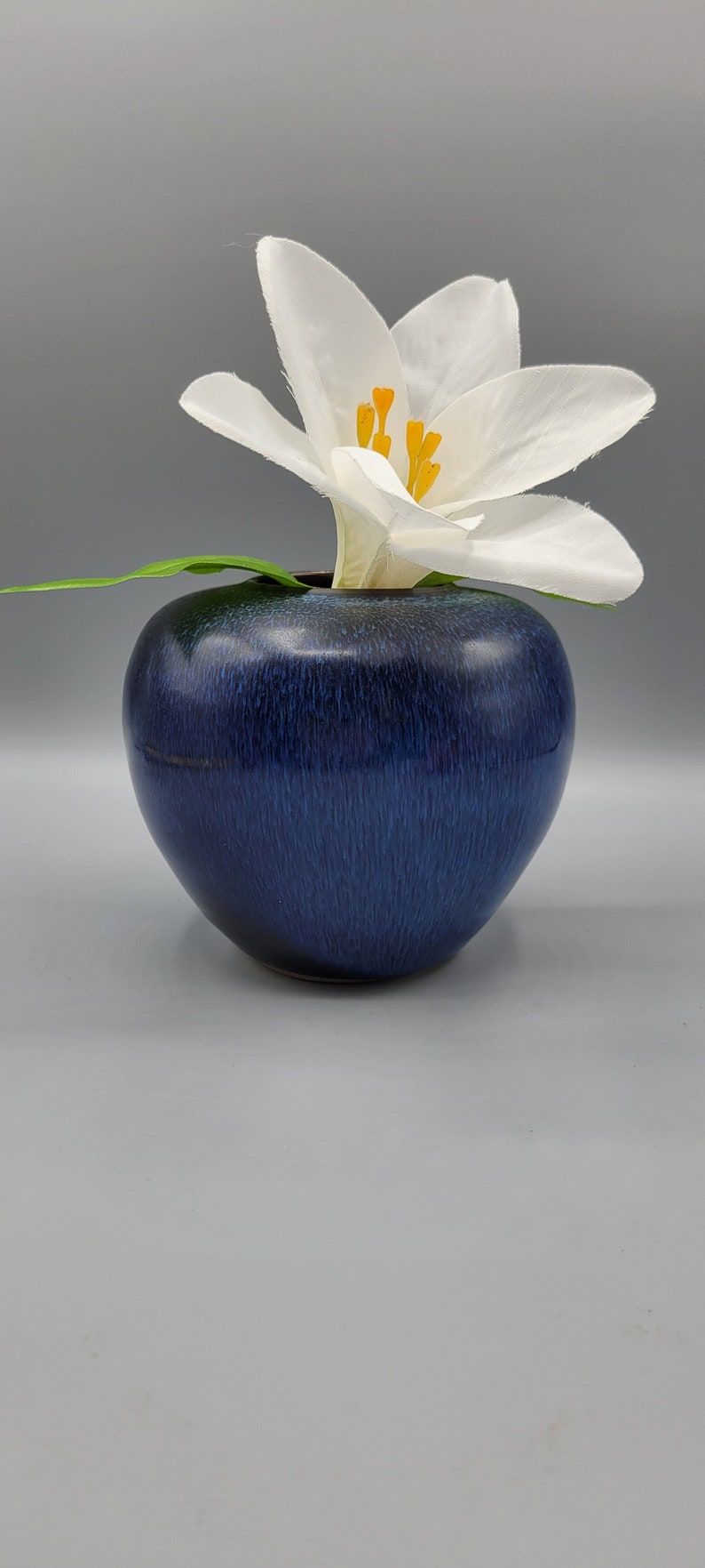 Vase en poterie bleue de fabrication japonaise image 1