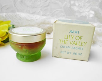 Avon Lilly of the Valley Sachet Pot en verre vert gaufré floral avec couvercle en métal Sachet de crème parfumée séchée de 0,66 oz
