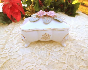 Coffret à Bijoux sur Pieds Vintage en Porcelaine Blanche avec Couvercle de Roses