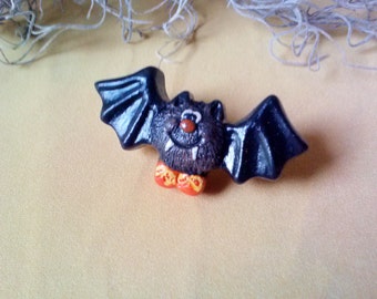 Lindo broche de murciélago vampiro negro, pin de murciélago de Halloween, vintage, OOAK, hecho a mano, de yeso, firmado y fechado por el artista, novedad, divertida joyería navideña.