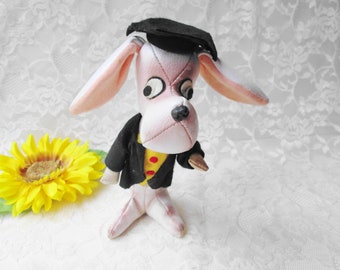 Vinilo Cuero Peluche Perro de peluche en gorra de graduación Vintage Jestia Japón Blanco Wennie Perro Dachshund Hound Perro Animal Muñeca Figura de juguete
