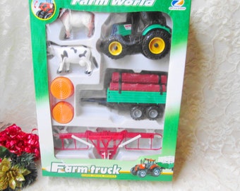 Puede incluir: Un juego de juguetes Farm World con un tractor verde y negro, un remolque con troncos y animales de granja de juguete. El juego incluye una vaca, una oveja y dos balas de heno naranjas. El embalaje es verde y blanco.